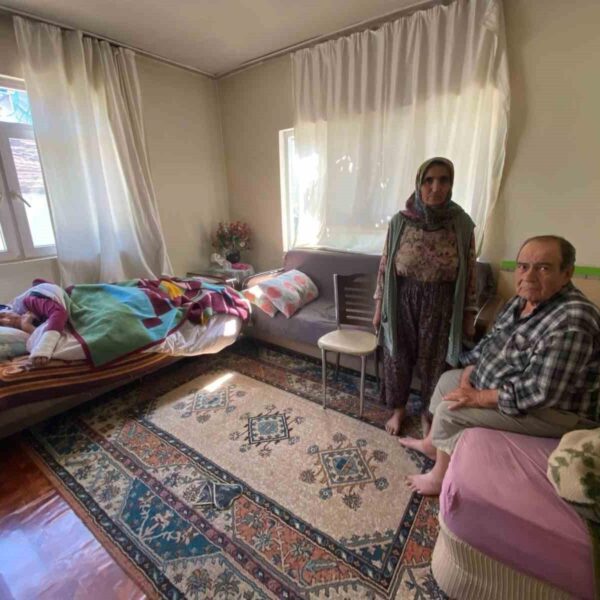 Zehra Ekşili, eşinin sakal tıraşını yapıyor.-1