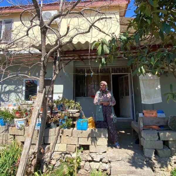 Zehra Ekşili, eşinin sakal tıraşını yapıyor.-3