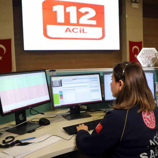Zehra Tankuş'a teşekkür plaketi takdim ediliyor-3