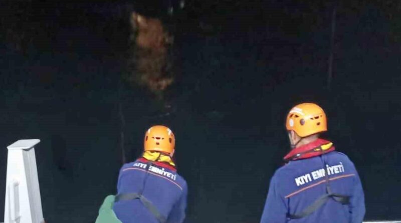 38 metrelik tekne fırtınada sürüklendi, KIYEM ekipleri kurtardı 1