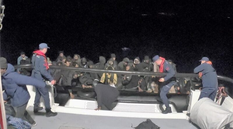 46 düzensiz göçmen lastik botta yakalandı 1