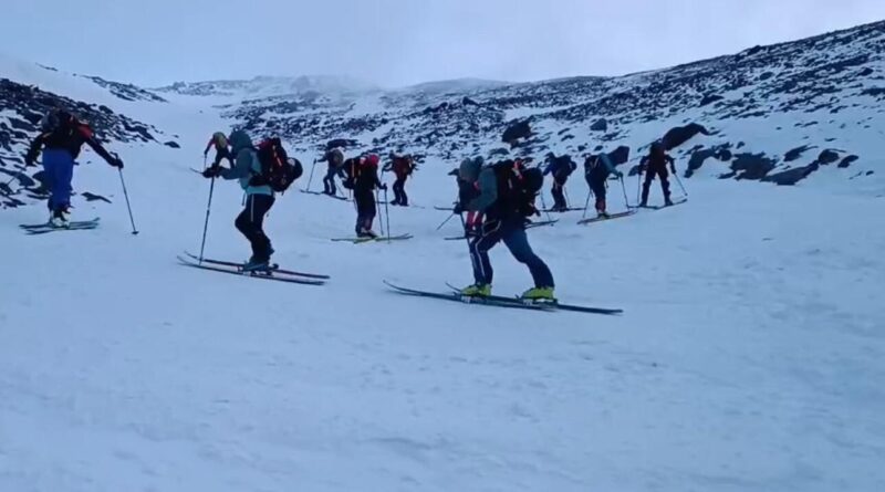 Ağrı Dağı’nda dağcılar zirveye tırmanırken kayak yaptı 1
