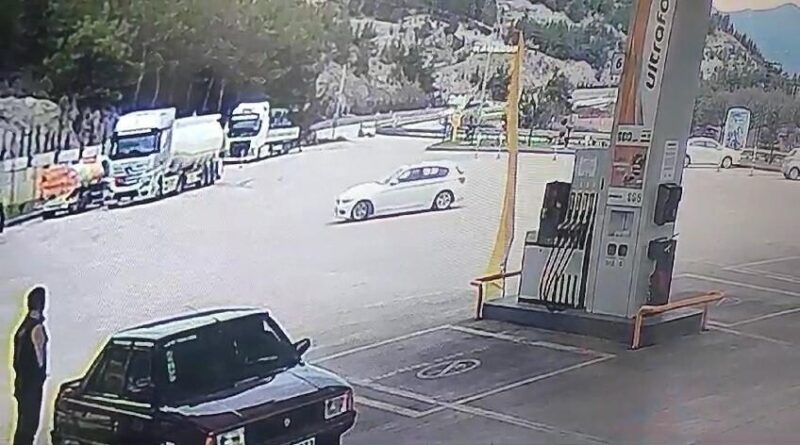 Akaryakıt istasyonunda attığı drift pahalıya patladı 1