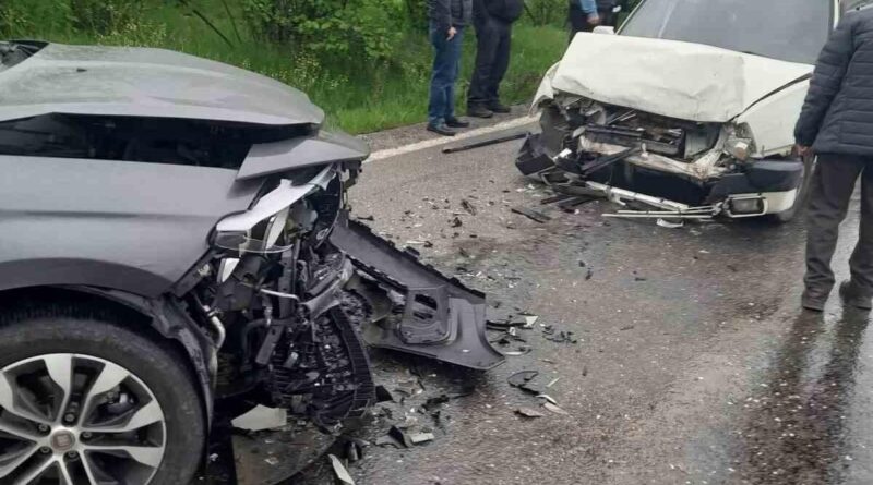 Alaplı’da kafa kafaya çarpışan otomobillerde 2 kişi yaralandı 1