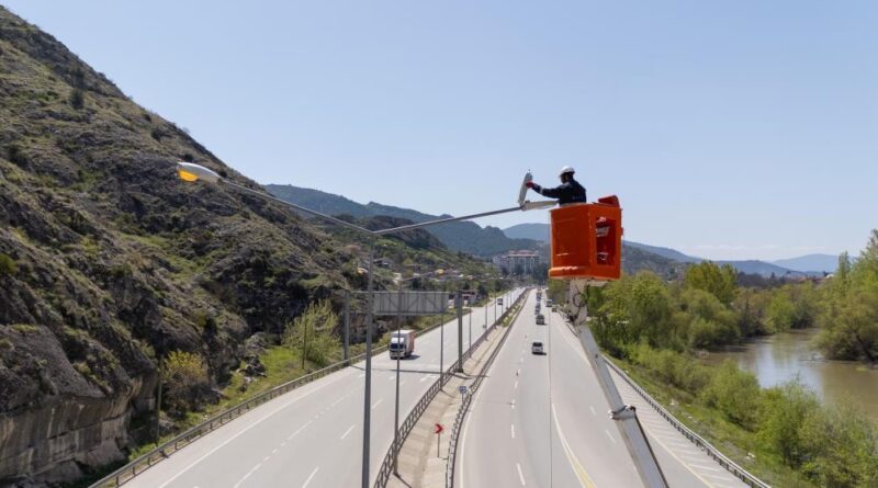 Amasya’da refüj aydınlatma direklerine kapsamlı bakım 6