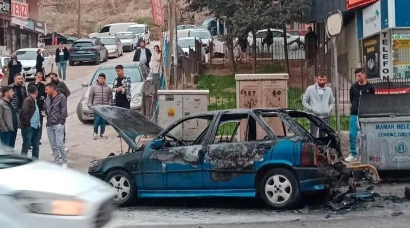 Ankara’da park halindeki otomobil yandı 1