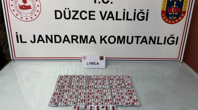 Aracındaki uyuşturucu hapları jandarmaya teslim etti 1
