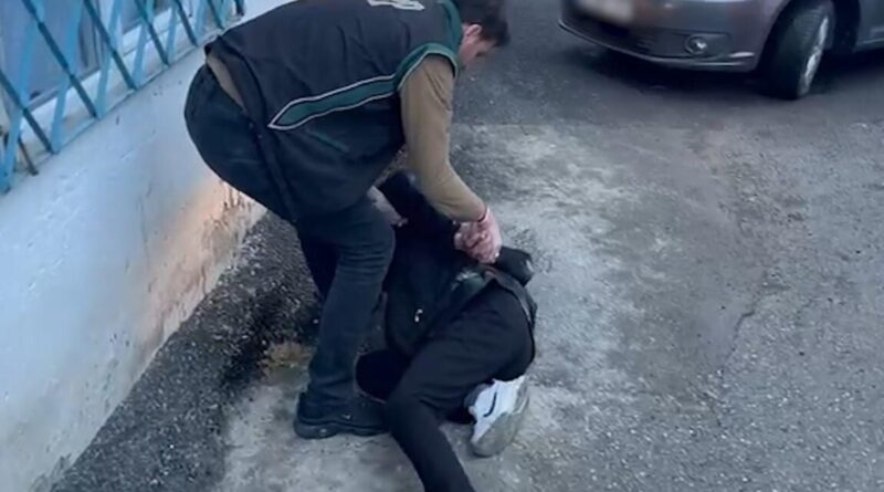 Aranan şahıslar saklandıkları adreslerde yakalandı 1