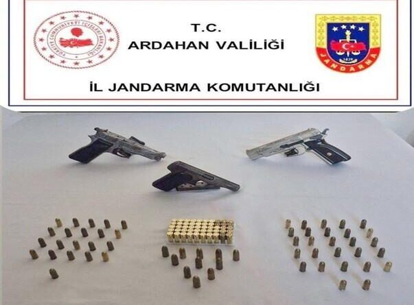 Ardahan'da 3 ruhsatsız tabanca ve 109 fişek ele geçirildi 1
