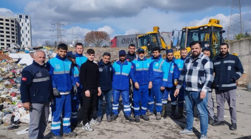 Bağcılar’da bir esnafın yanlışlıkla çöpe attığı 100 bin lirayı belediye ekipleri buldu 1