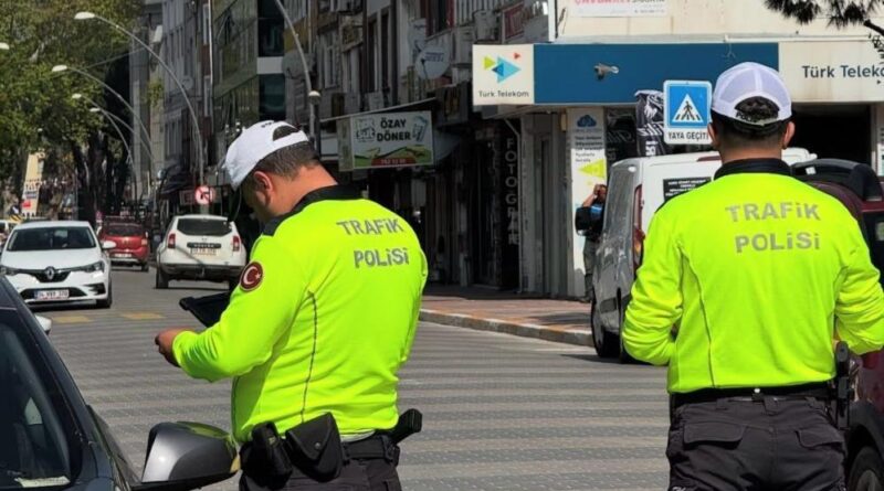 Balıkesir’in Gönen ilçesinde trafik uygulaması: 46 araç kontrol edildi 1