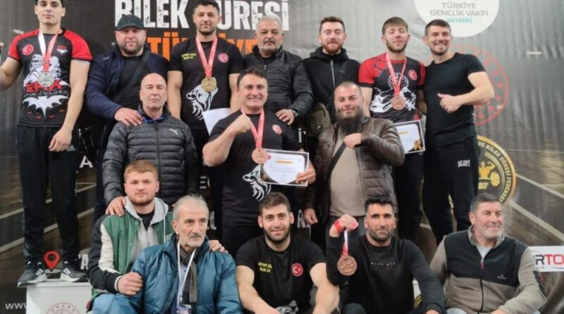 Bayburtlu bilek güreşi sporcuları madalyalarla döndü 1