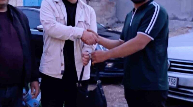 Bulduğu para ve ziynet dolu çantayı sahibine teslim etti 1