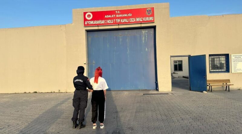 Dolandırıcılık suçundan aranan şahsı jandarma yakaladı 1