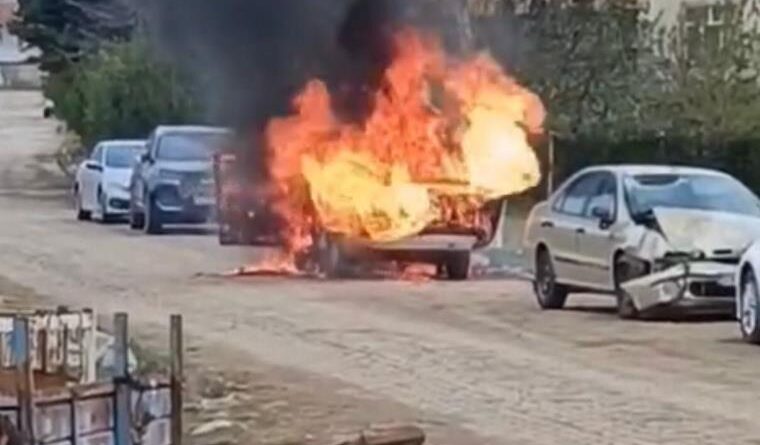 Elazığ’da otomobil alev alev yandı 1