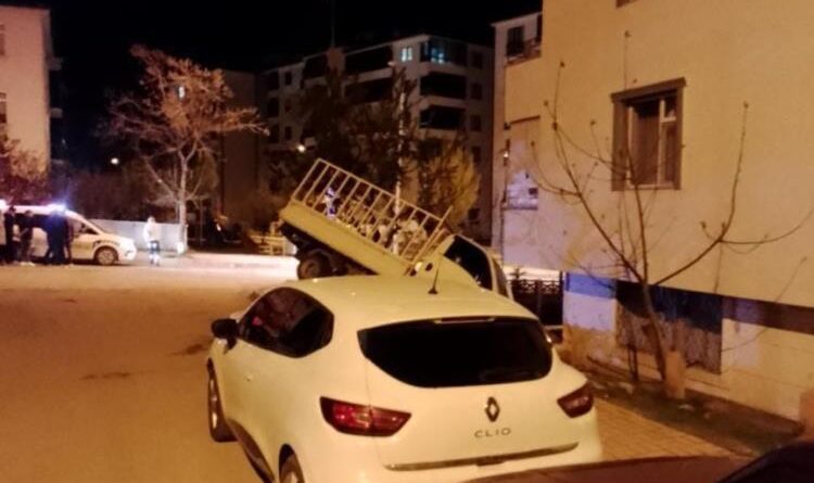 Elazığ’da pikap apartman bahçesine uçtu 1