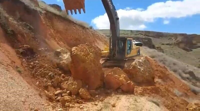 Elazığ’ın köy yollarında kaya düşmelerine karşı çalışma başlatıldı 1