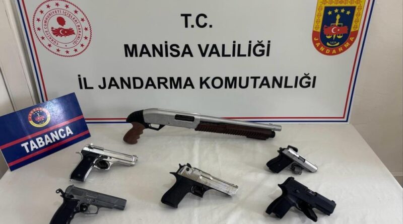 Evlerinde ruhsatsız tüfek ve tabancalarla yakalandılar 1