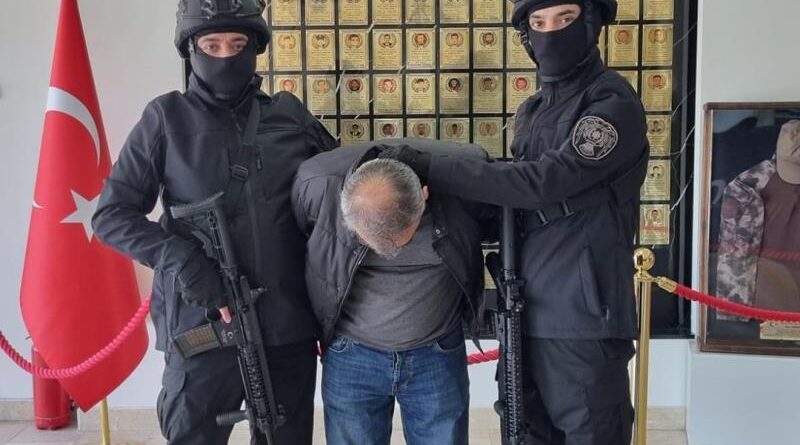 FETÖ üyesi ihraç öğretim üyesi yakalandı 1
