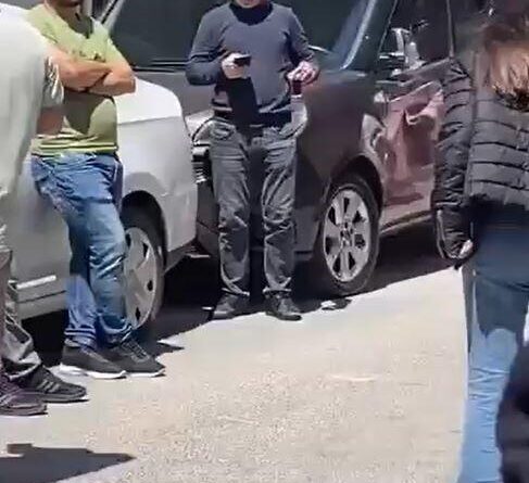 Herkes panik haldeyken bardağıyla sokağa çıkan adam çayını yudumladı 1