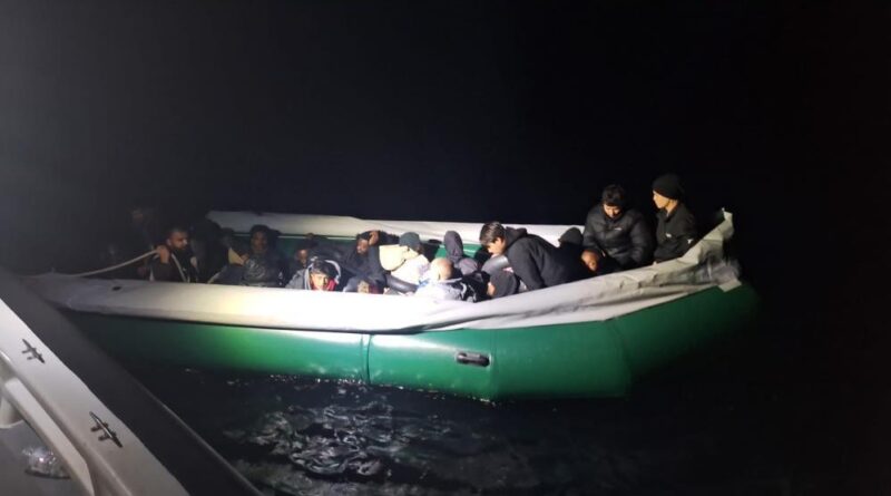 İzmir açıklarında 22 düzensiz göçmen kurtarıldı 1