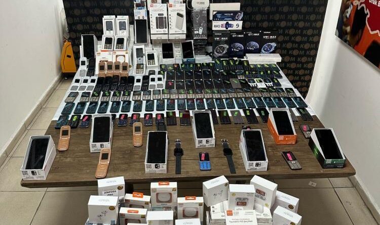 Kaçakçılık operasyonunda çok sayıda telefon ve elektronik eşya ele geçirildi 1