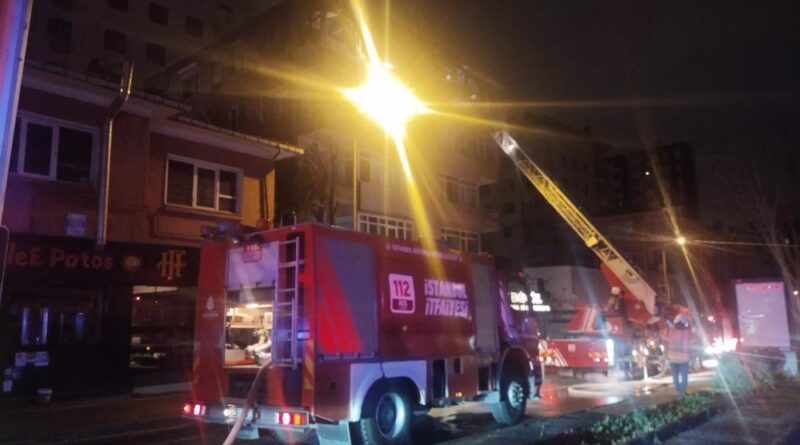 Kadıköy'de 4 katlı binada yangın: 2 kişi dumandan etkilendi 1