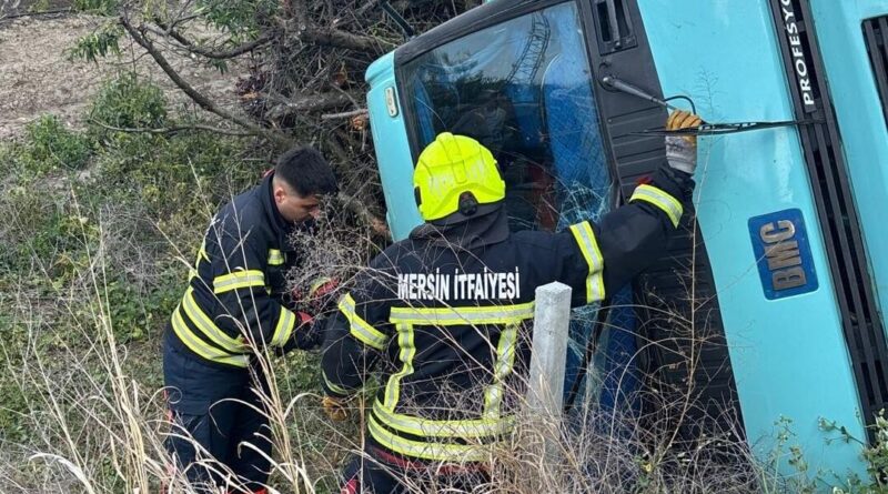 Kamyon devrildi, sürücü yaralı kurtuldu 1