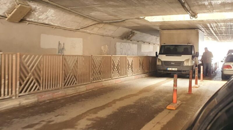 Kamyonet alt geçide sıkıştı 1