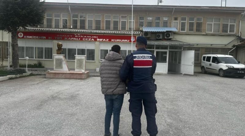 Kesinleşmiş 20 yıl hapis cezası bulunan şahıs hırsızlık yaparken suçüstü yakalandı 1