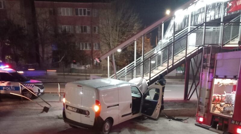 Kontrolden çıkan otomobil üst geçide çarptı: 1 yaralı 1