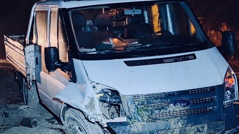 Menfez duvarına çarpan kamyonette 4 kişi yaralandı 1
