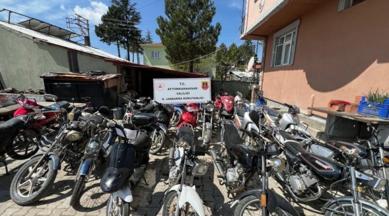 Motosikletlerin şasi numaraları değiştirip satan tamirciyi jandarma yakaladı 1
