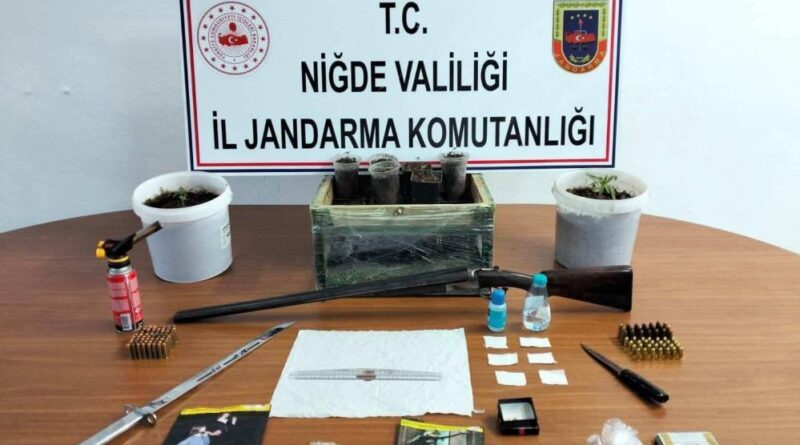 Niğde'de jandarmadan uyuşturucu ve kaçak ürün operasyonu 1