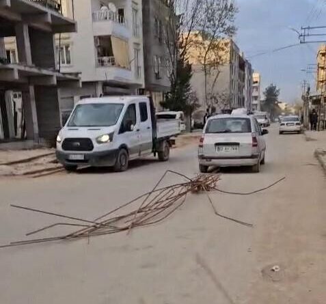 Otomobilin arkasına demir bağlayan sürücüye ceza uygulandı 1