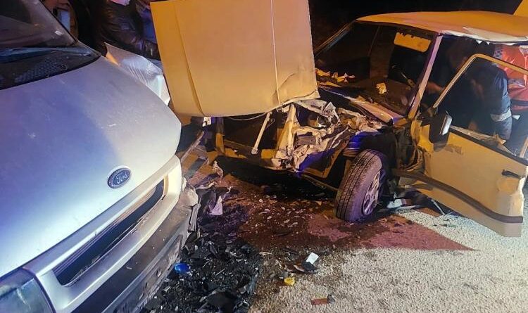 Panelvan ile kafa kafaya çarpışan otomobil hurdaya döndü: 3 hafif yaralı 1