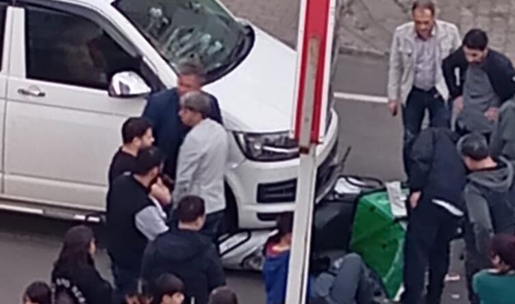 Panelvan motosiklete çarptı: 1 yaralı 1