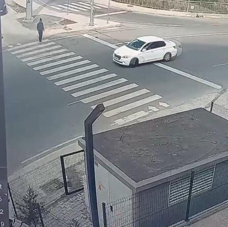 Pendik'te yaya geçidinde otomobilin altında kalmaktan son anda kurtuldu... O anlar kamerada 1