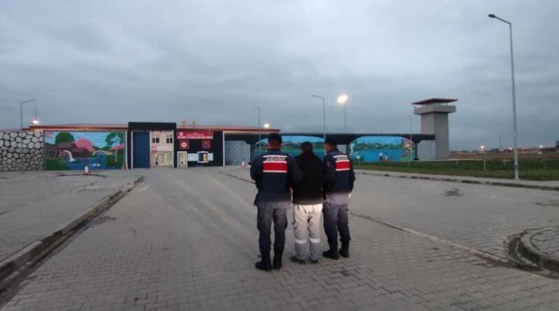 Resmi belgede sahtecilik suçundan aranan şahsı jandarma yakaladı 1