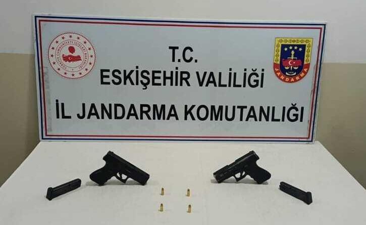 Ruhsatsız tabancaları satmak isteyen şüpheli jandarmadan kaçamadı 1