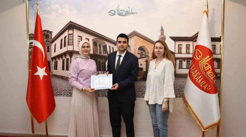 Sağlık kahramanına başarı belgesi takdim edildi 1