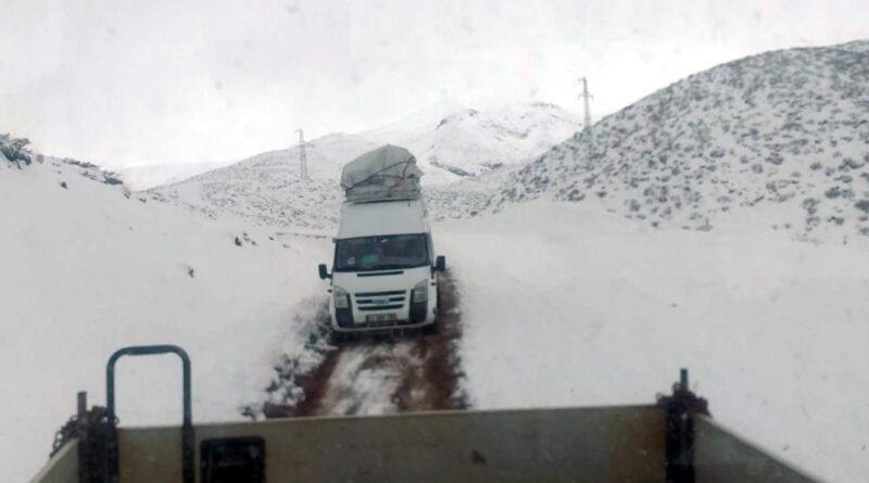 Siirt'te karda mahsur kalan yolcular kurtarıldı 1