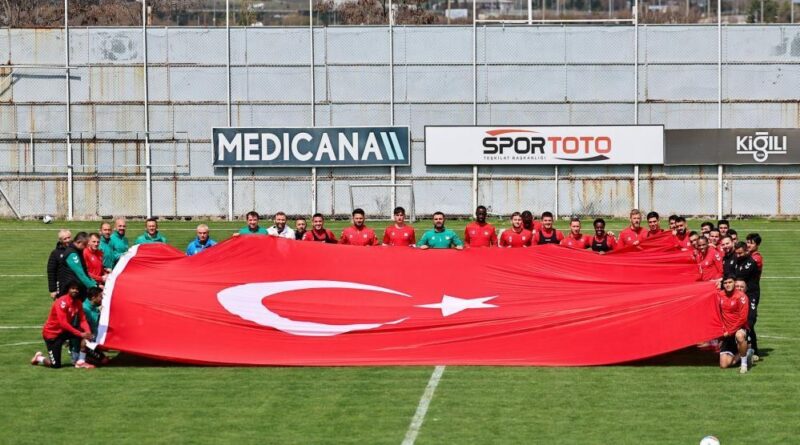 Sivasspor antrenmanda dev Türk bayrağı açtı 1