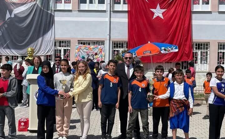Spor yarışmalarında dereceye giren okullara kupaları verildi 1
