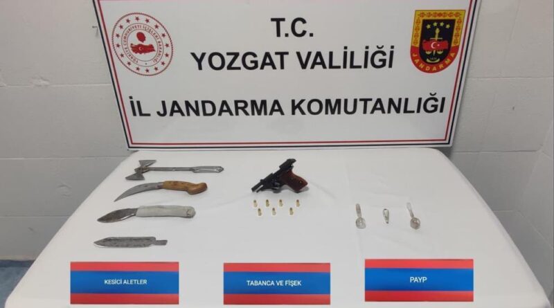 Şüpheli otomobilde tabanca ve balta ele geçirildi 1