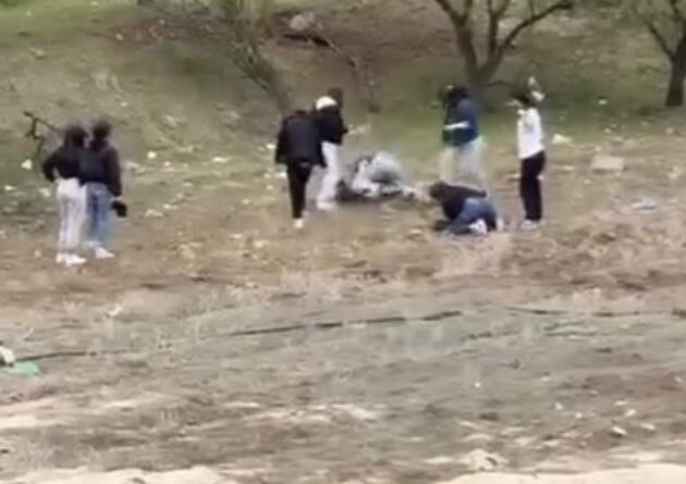 Tekme tokat birbirlerine giren genç kızların kavgası kamerada 1