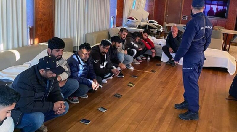 Ticari yatta göçmen kaçakçıları ve düzensiz göçmenler yakalandı 1