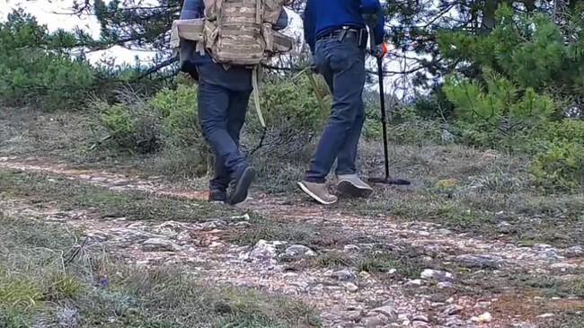 Dedektörle define arayan 2 kişi fotokapana yansıdı 1