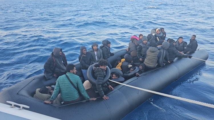 Didim’de 42 düzensiz göçmen kurtarıldı 1