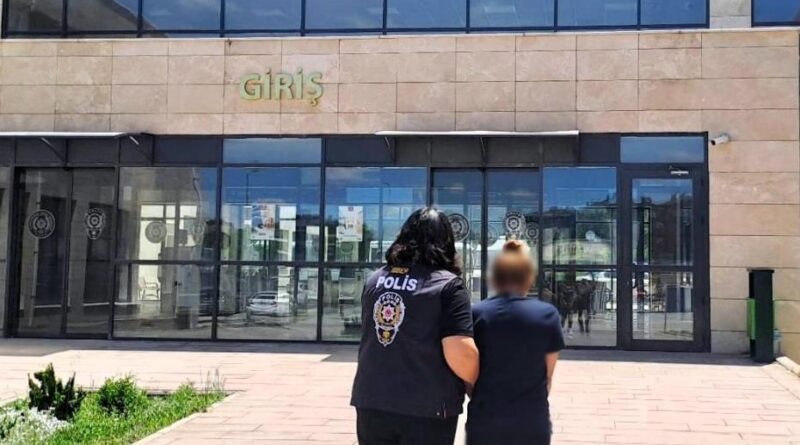 Dolandırıcılık suçundan aranan şahsı polis yakaladı 1